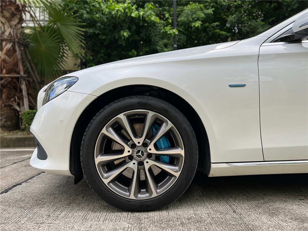 MERCEDES-BENZ